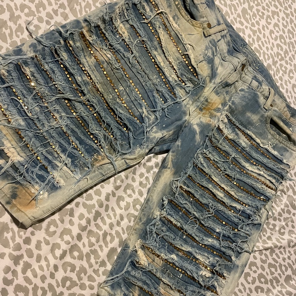 Men’s authentic Robin jean shorts.